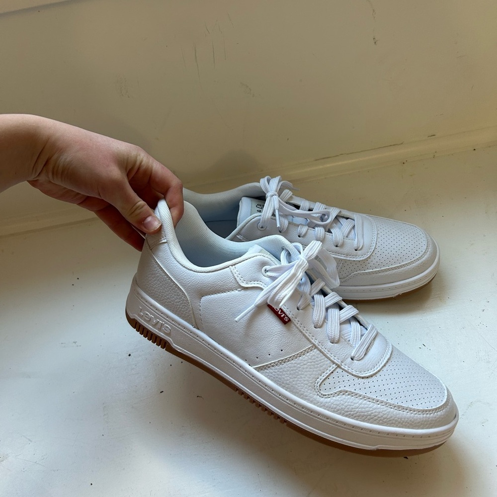 LEVI'S® WOMEN'S/MENS DRIVE SNEAKERS
Size 9